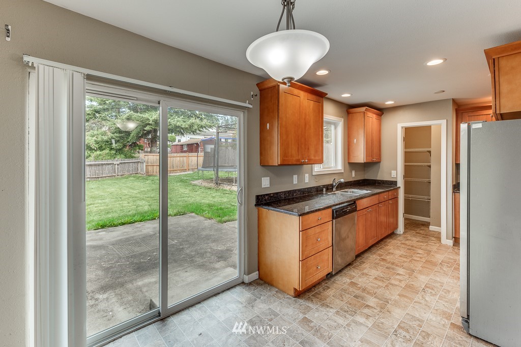 6314 Rockefeller Avenue Everett, WA 98203 - Photo 6 of 36