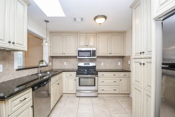 $1,975 | 710 North Fork Court, Katy, TX 77450