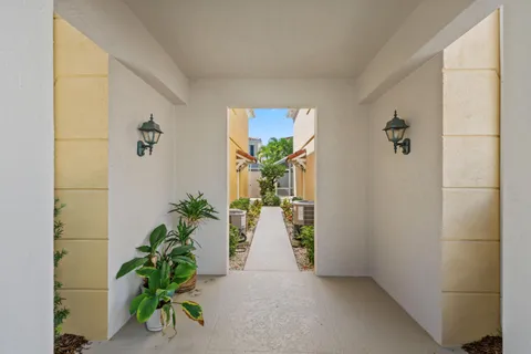 $569,900 | 48 Laurel Oaks Circle, Tequesta, FL 33469