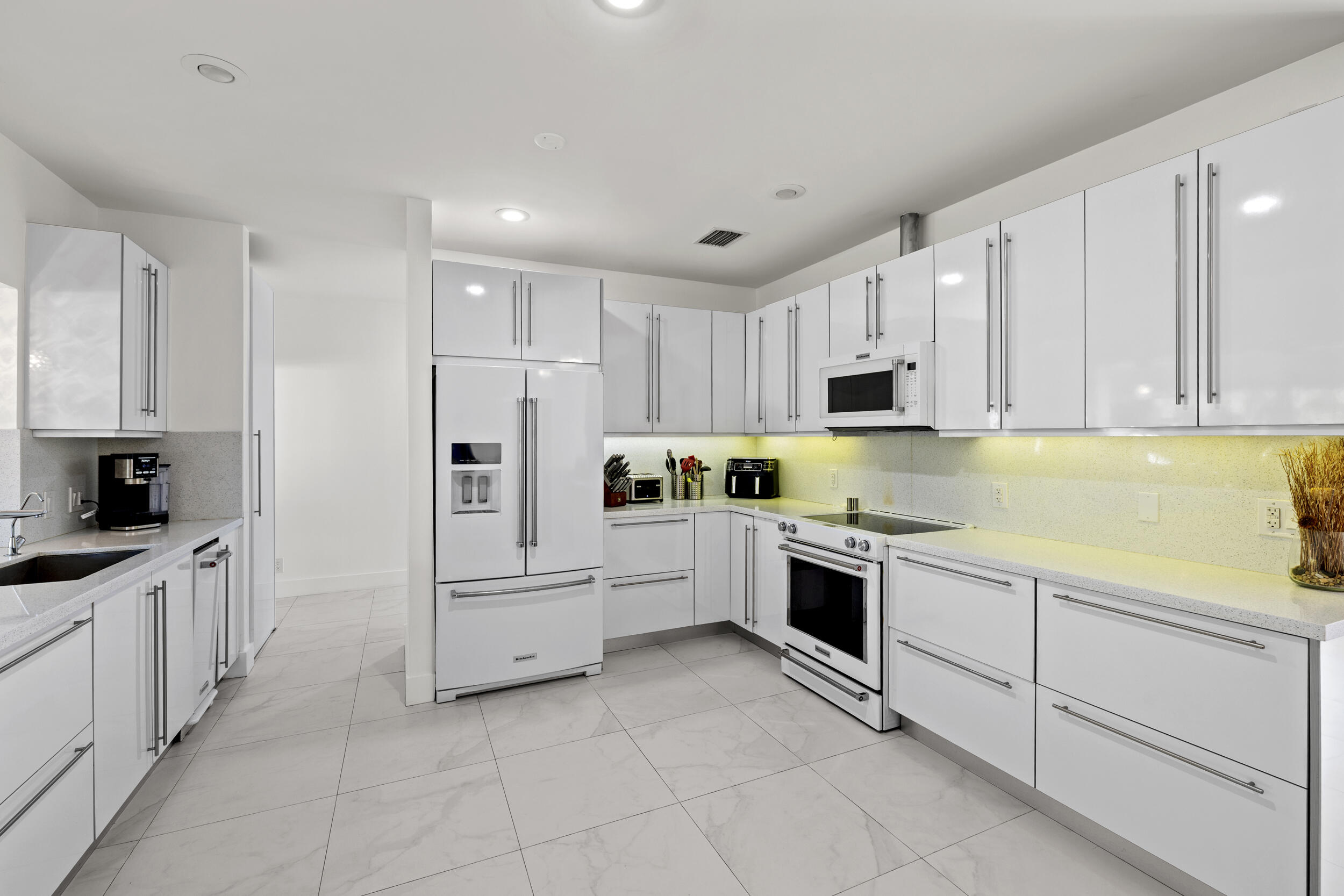 13621 Southwest 16th Street Davie, FL 33325 - Photo 11 of 36 Kitchen