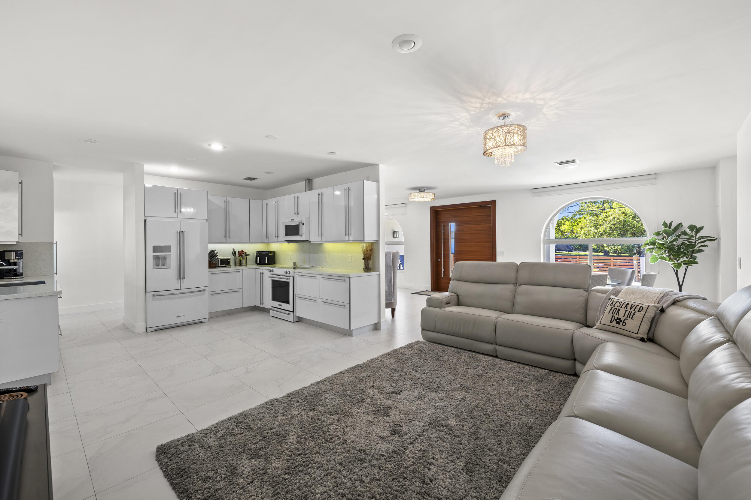 13621 Southwest 16th Street Davie, FL 33325 - Photo 8 of 36 Living room