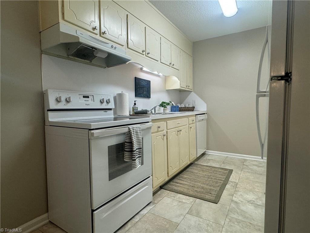 219 Northpoint Avenue, Unit G High Point, NC 27262 - Photo 6 of 11 Kitchen