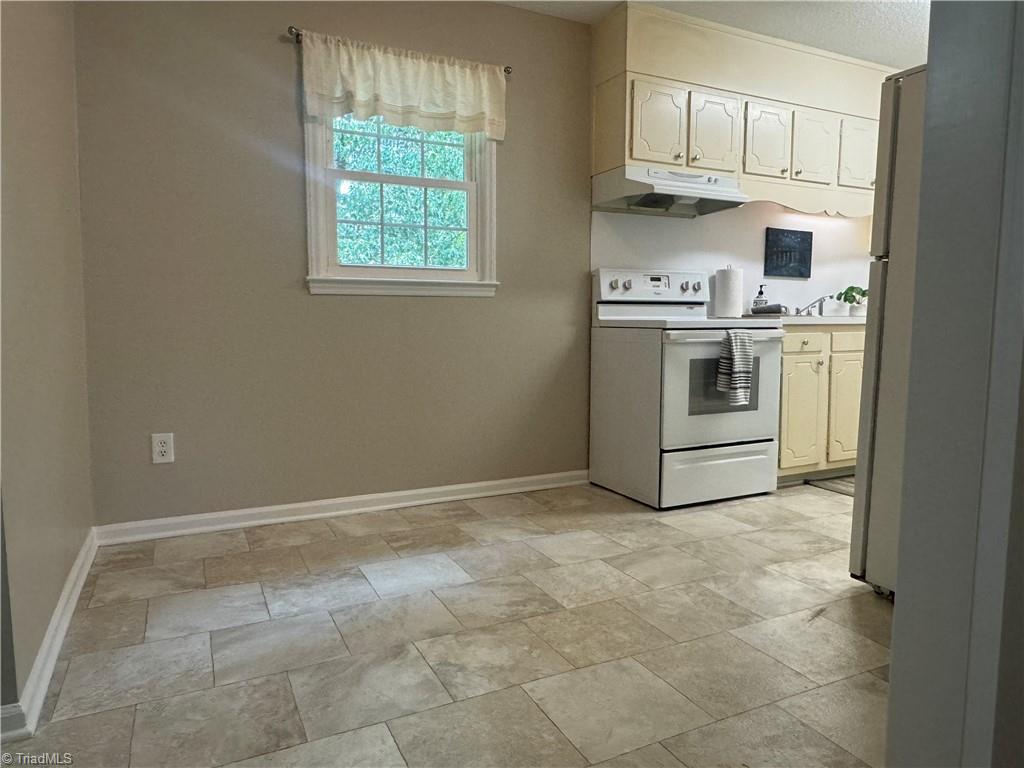 219 Northpoint Avenue, Unit G High Point, NC 27262 - Photo 8 of 11 Dining Area