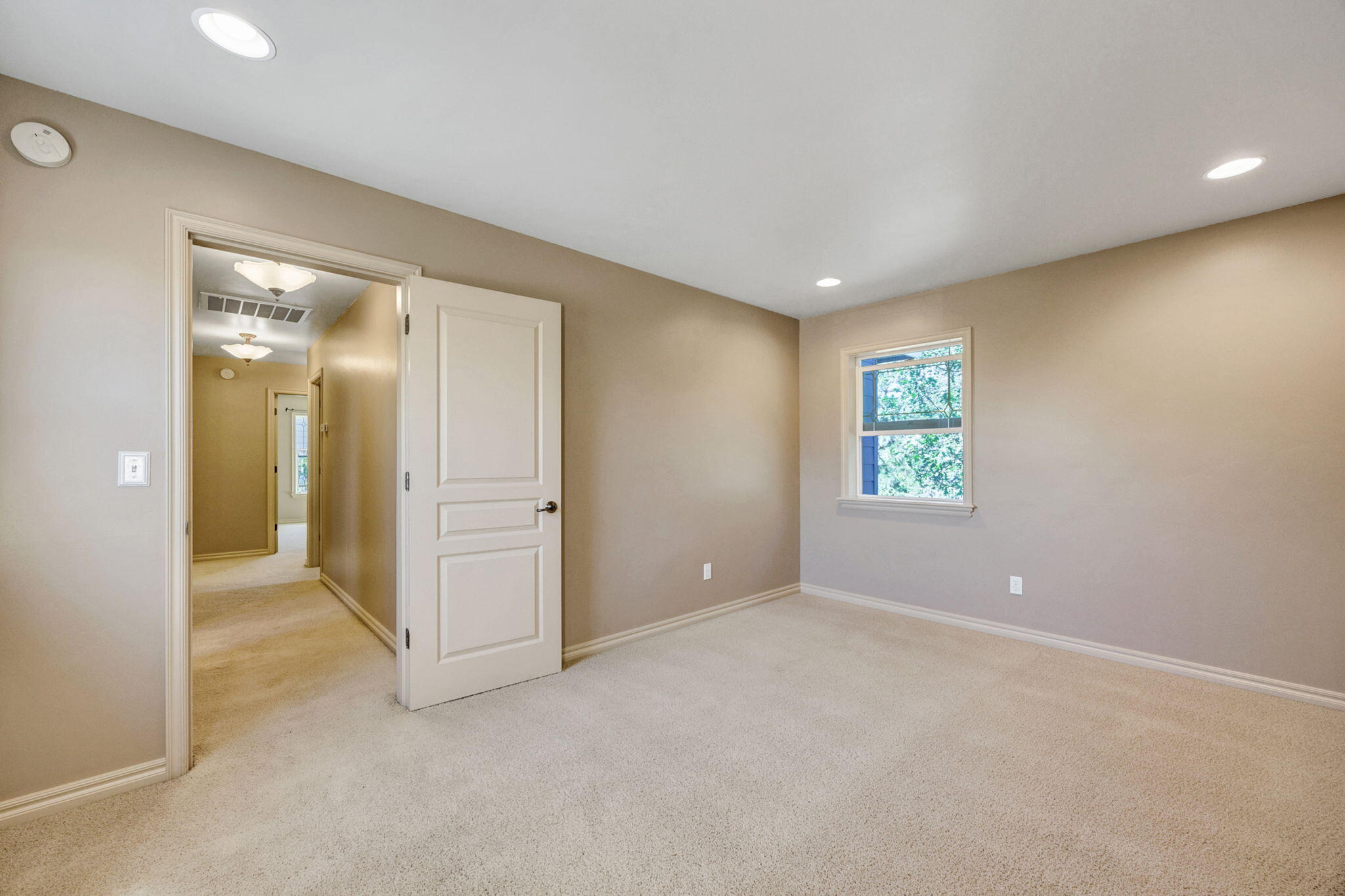 523 Ridgeway Avenue Central Point, OR 97502 - Photo 53 of 68 a view of an empty room with a window