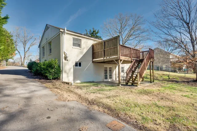 a view of yard with trees