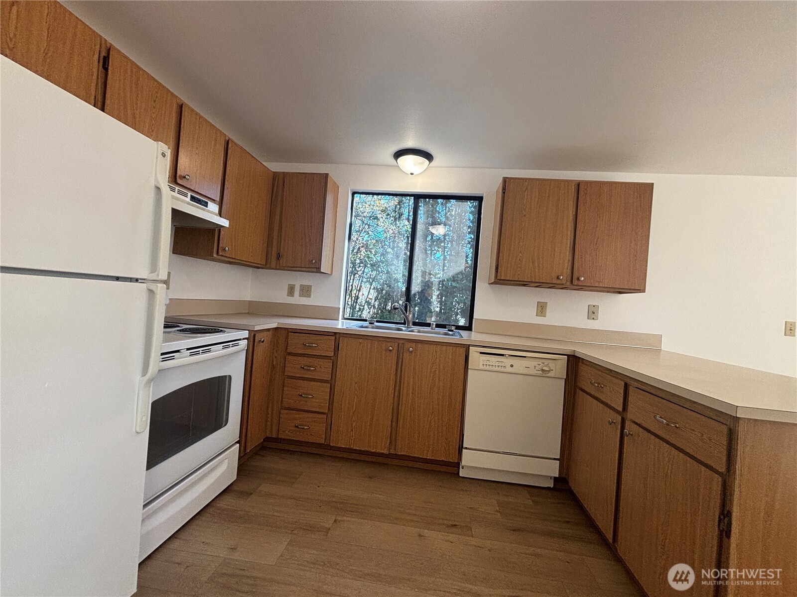 2638 Cascade Trail, Unit A Bremerton, WA 98310 - Photo 7 of 13 a kitchen with a sink stove and microwave