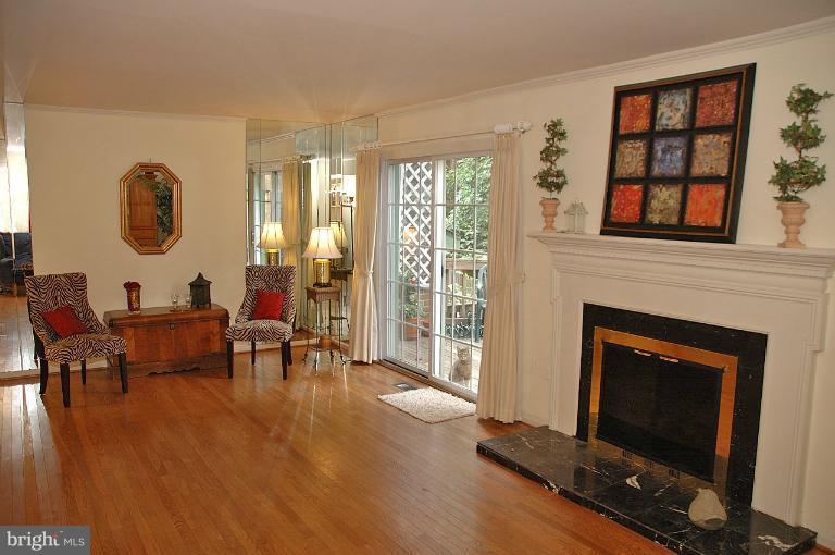 806 Tapawingo Road Southwest Vienna, VA 22180 - Photo 12 of 20 Living Room