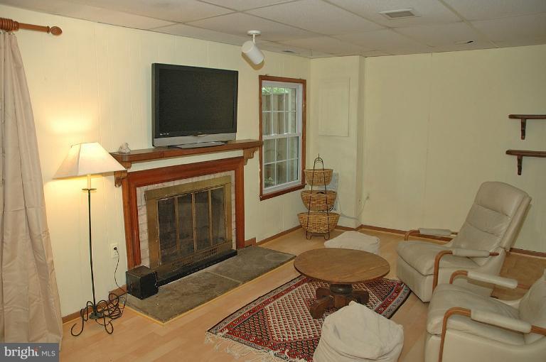 806 Tapawingo Road Southwest Vienna, VA 22180 - Photo 17 of 20 Family Room