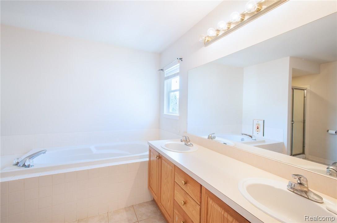 7-LongMeadowLn_2825_MasterBath_01.jpg