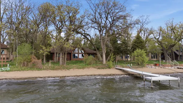 $1,600,000 | 633 North Shore Drive, Detroit Lakes, MN 56501