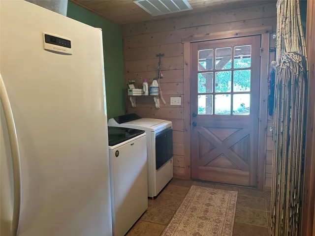 a en suite bathroom with a double vanity sink and a mirror