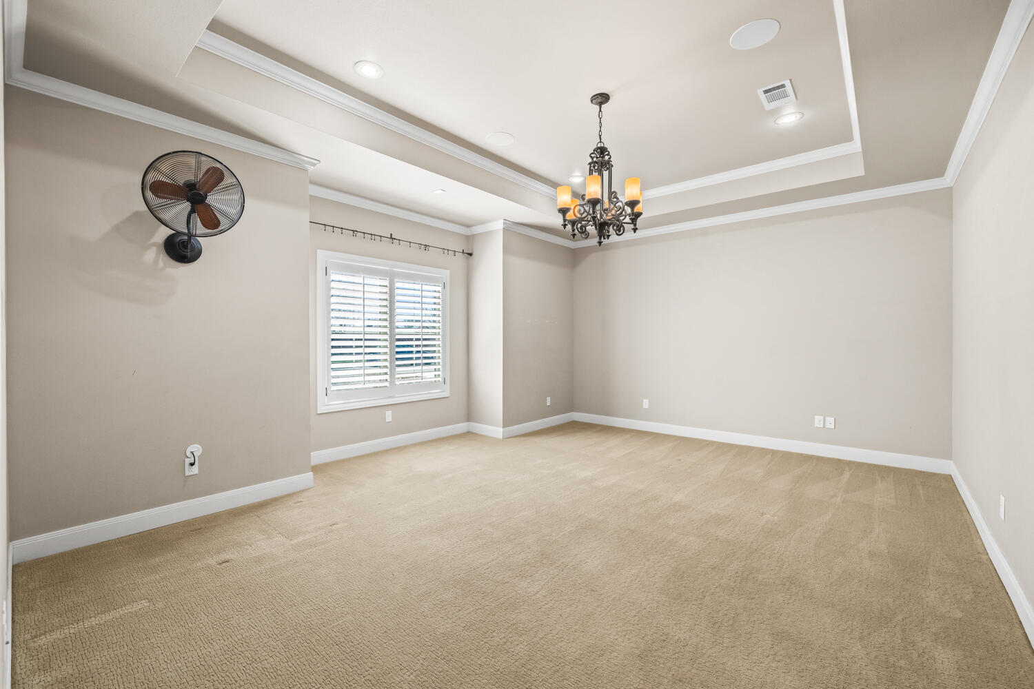 1405 11th Place Shallowater, TX 79363 - Photo 25 of 81 en empty room with windows and ceiling fan