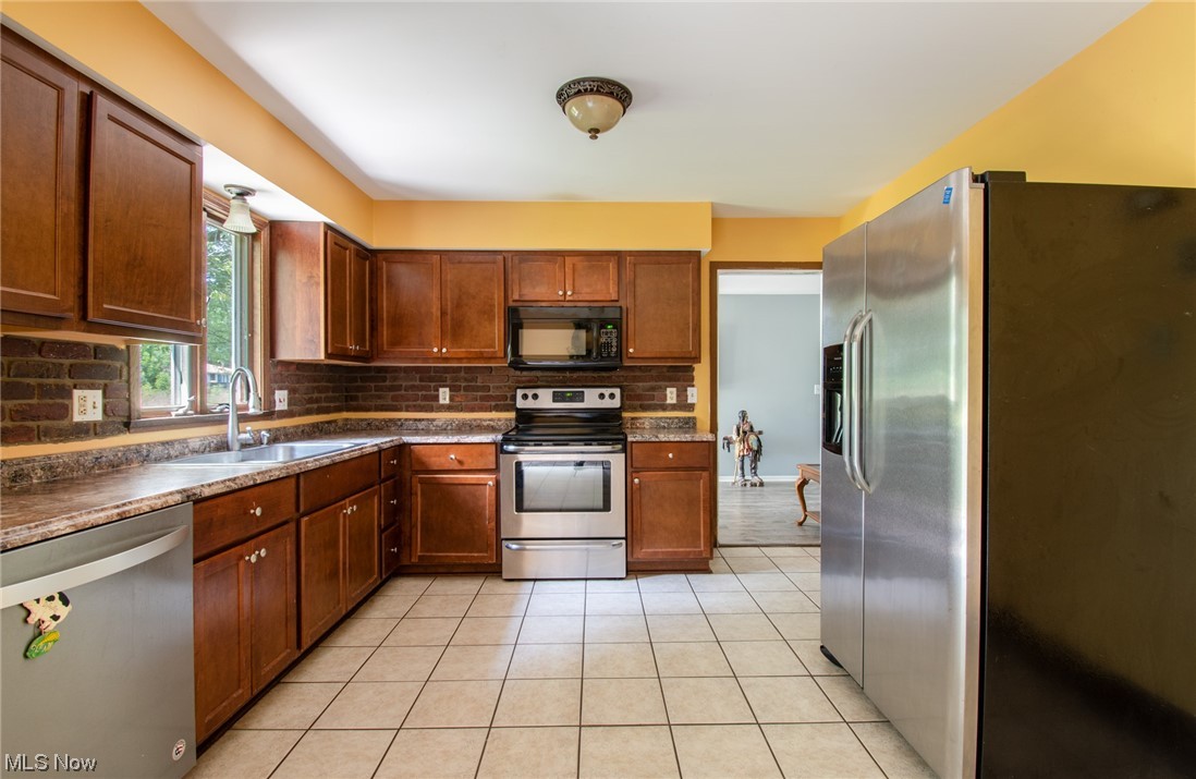 11730 Cook Road Canfield, OH 44406 - Photo 8 of 35 Kitchen with stainless appliances