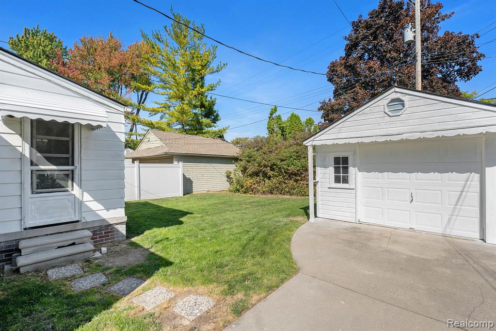 1946 Stanhope Street Grosse Pointe Woods, MI 48236 - Photo 28 of 31