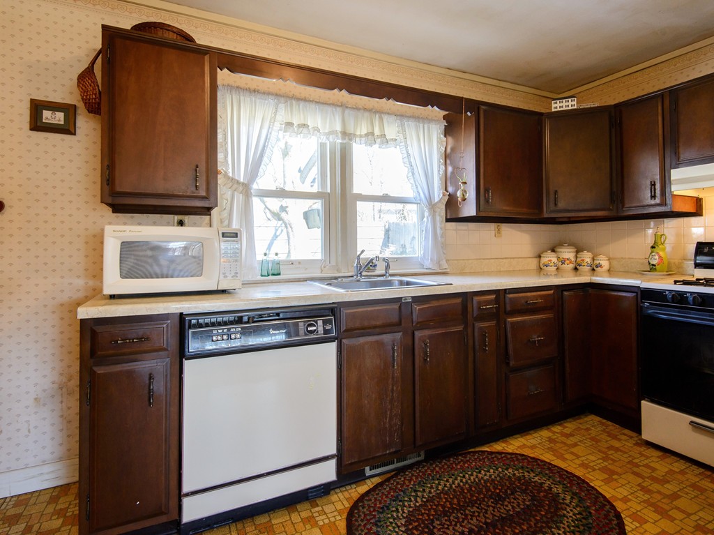4 Bartlett Road Danvers, MA 01923 - Photo 4 of 30 Gallery Image 4