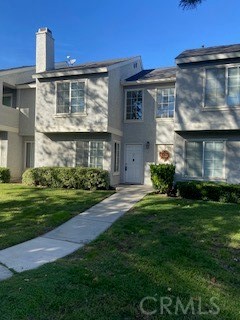a view of a house with backyard and garden