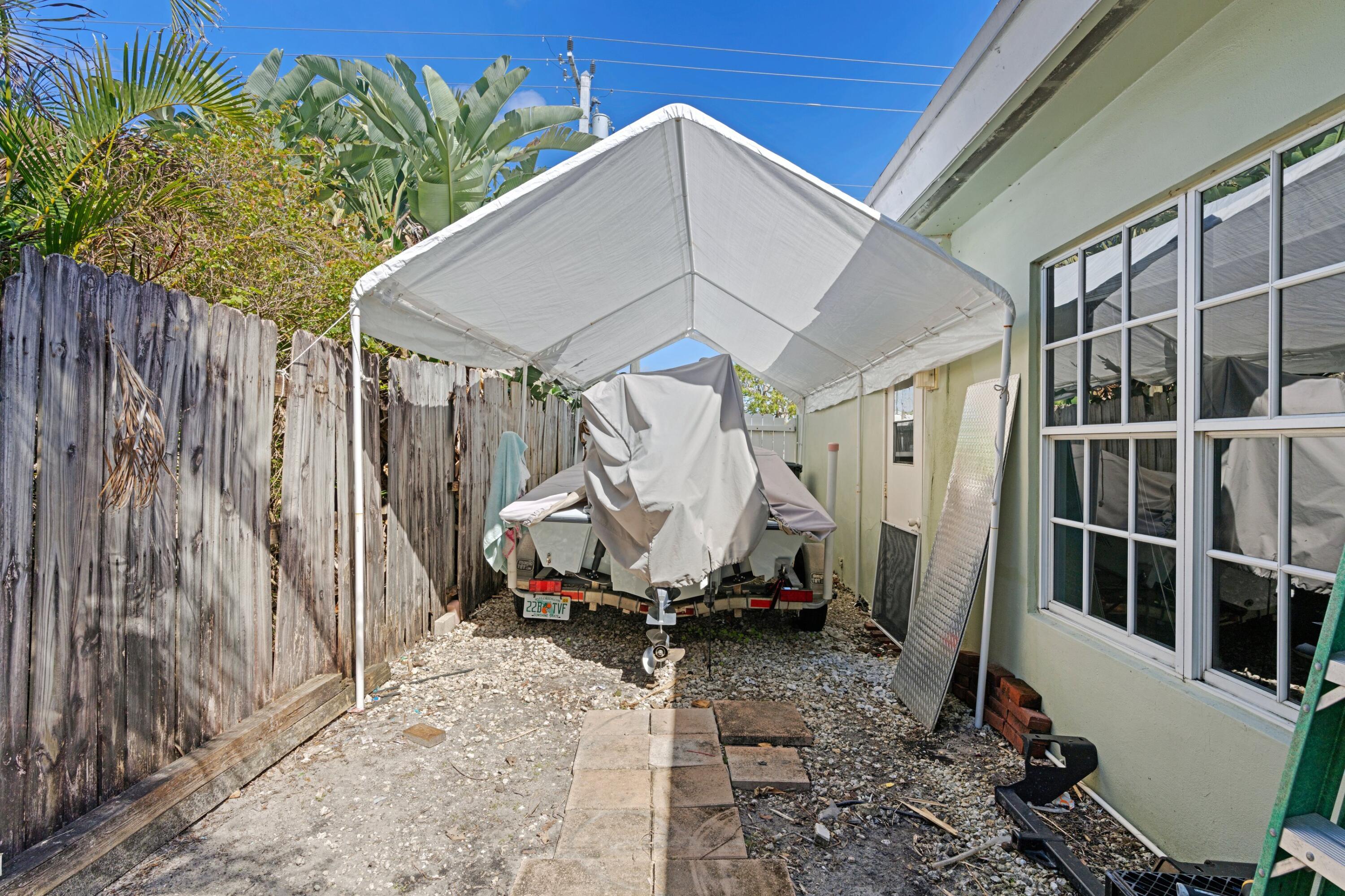 216 Northeast 32nd Street Boca Raton, FL 33431 - Photo 18 of 33 Side Yard