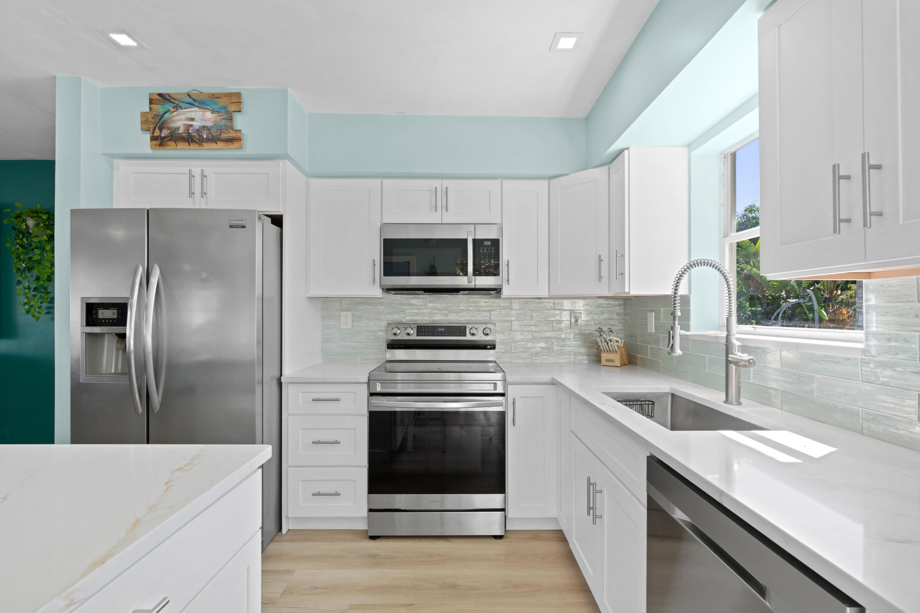 216 Northeast 32nd Street Boca Raton, FL 33431 - Photo 6 of 33 Kitchen