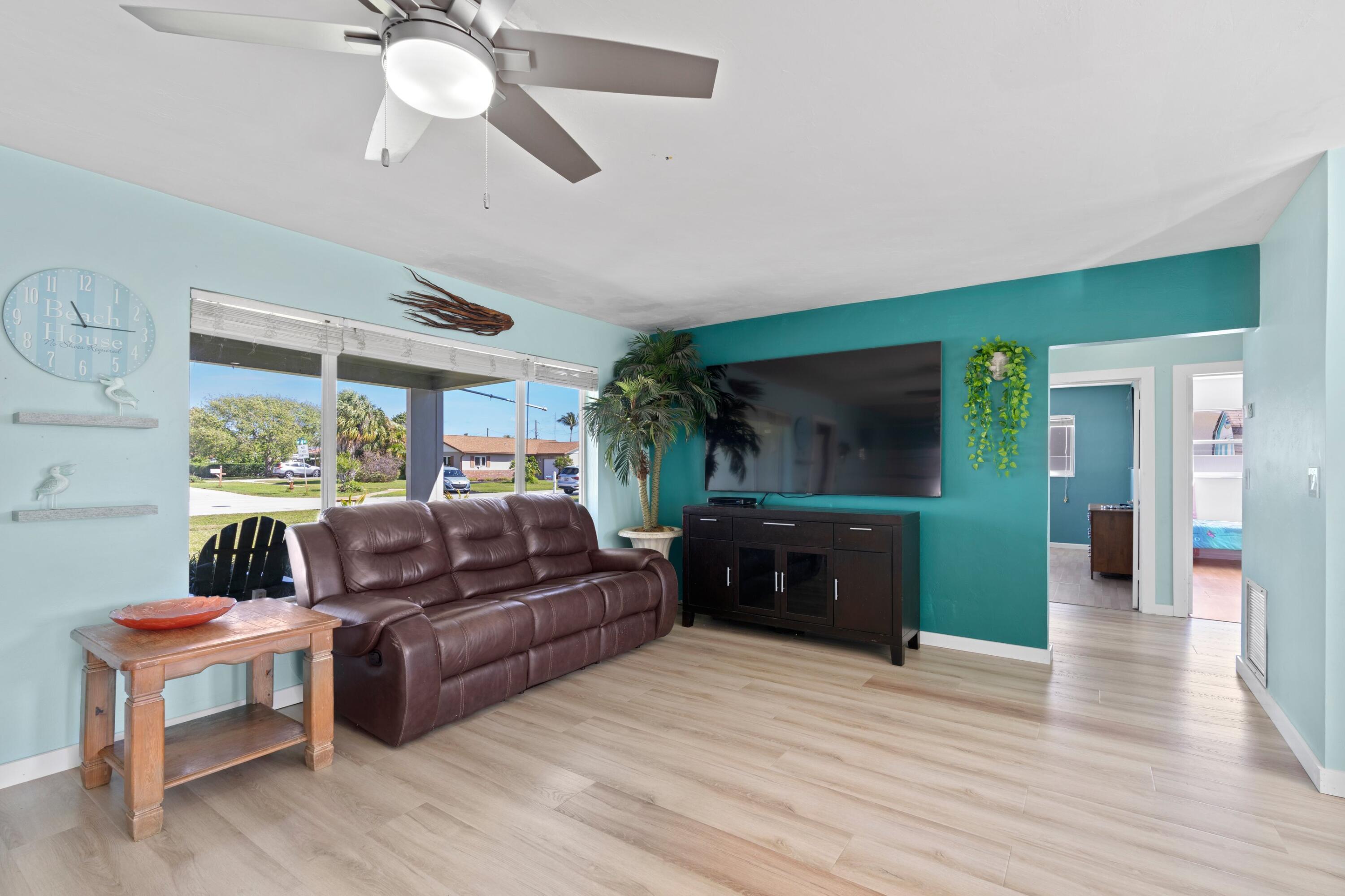 216 Northeast 32nd Street Boca Raton, FL 33431 - Photo 8 of 33 Living Room