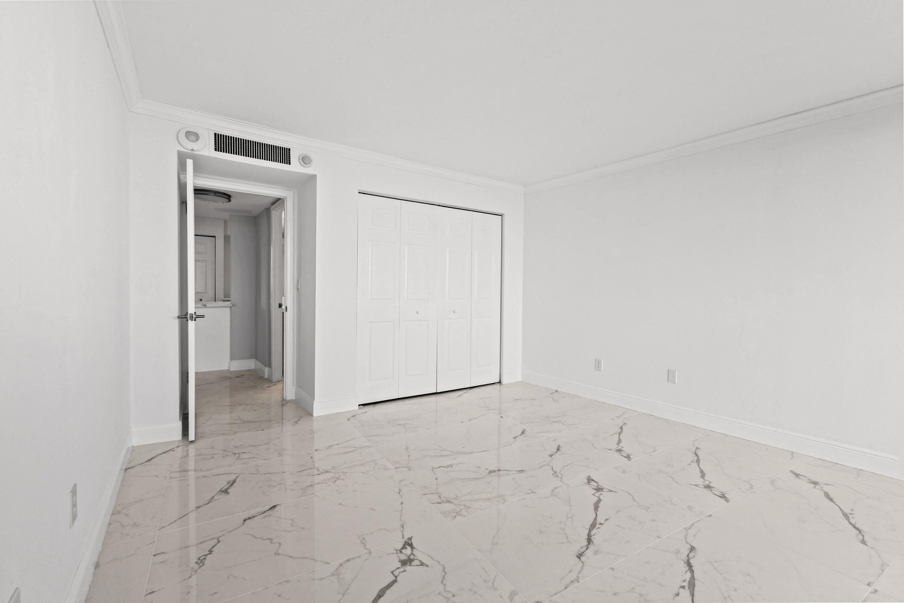 5200 North Flagler Drive, Unit 1404 West Palm Beach, FL 33407 - Photo 18 of 26 a view of an empty room