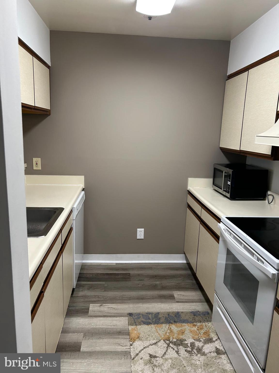 4922 Columbia Road, Unit 7 91 Columbia, MD 21044 - Photo 6 of 19 Galley Kitchen