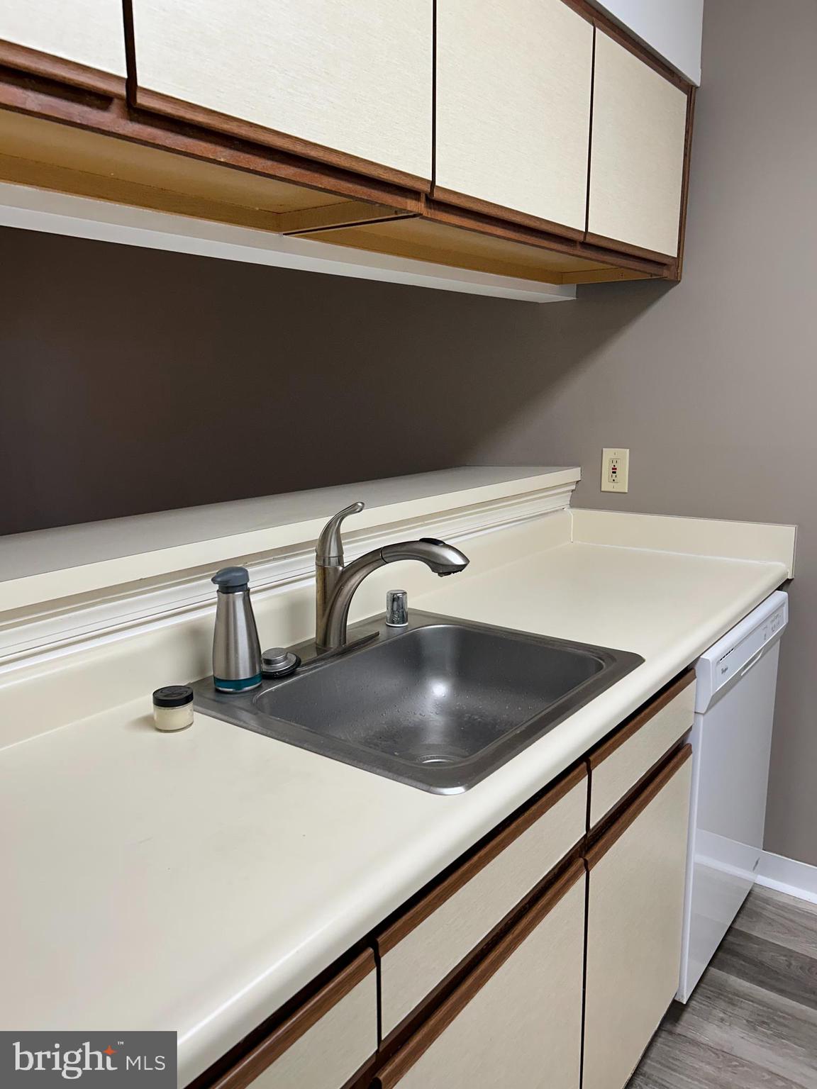 4922 Columbia Road, Unit 7 91 Columbia, MD 21044 - Photo 7 of 19 Pass through window