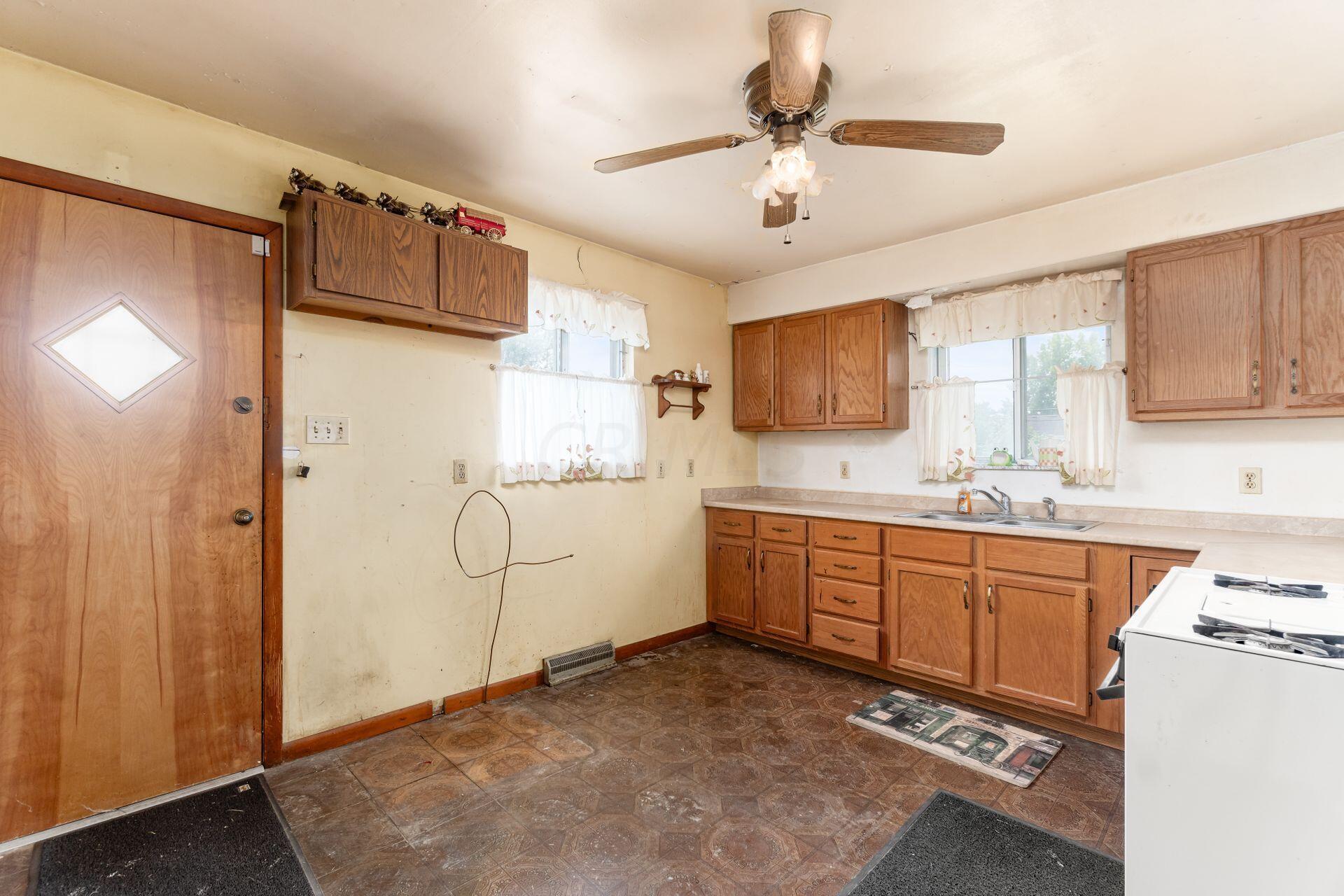 2349 East Howard Road Obetz, OH 43207 - Photo 10 of 39 013_9cd2-3cadcf3c229e_S 00023