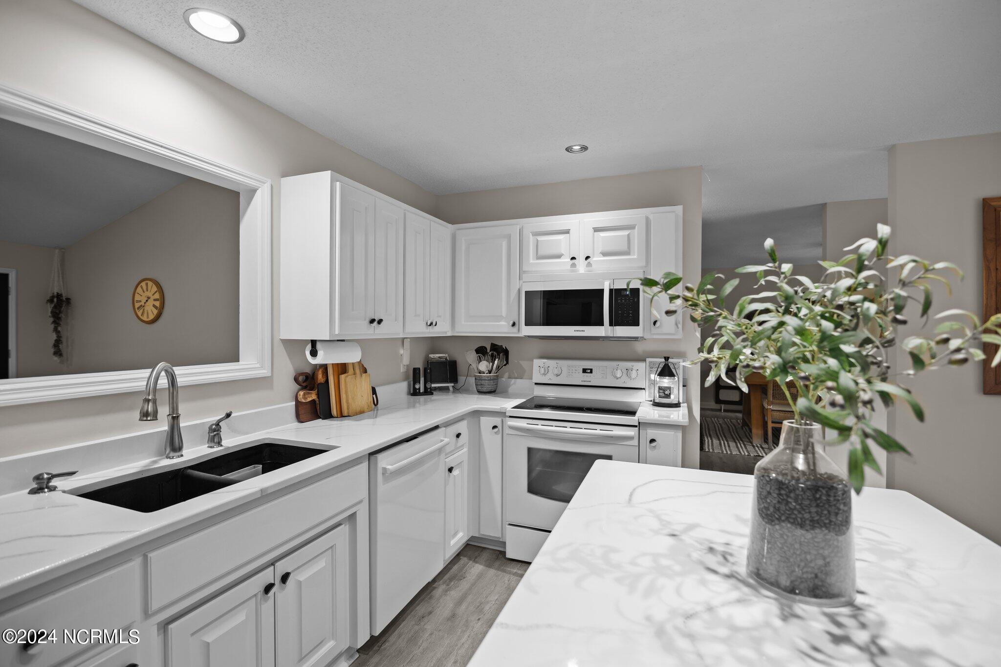 2129 Perrytown Loop Road New Bern, NC 28562 - Photo 15 of 52 Kitchen
