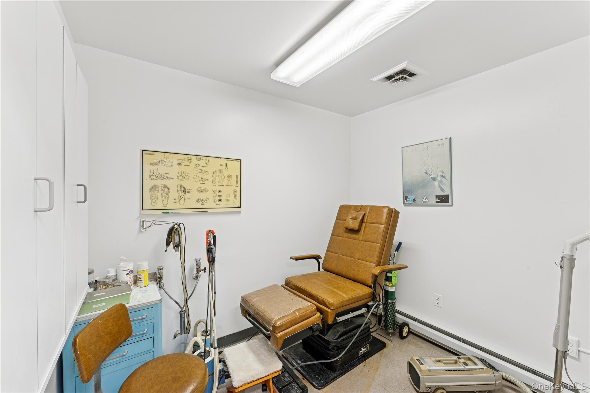 5 Seaton Gate Valley Stream, NY 11580 - Photo 16 of 36 a living room with furniture