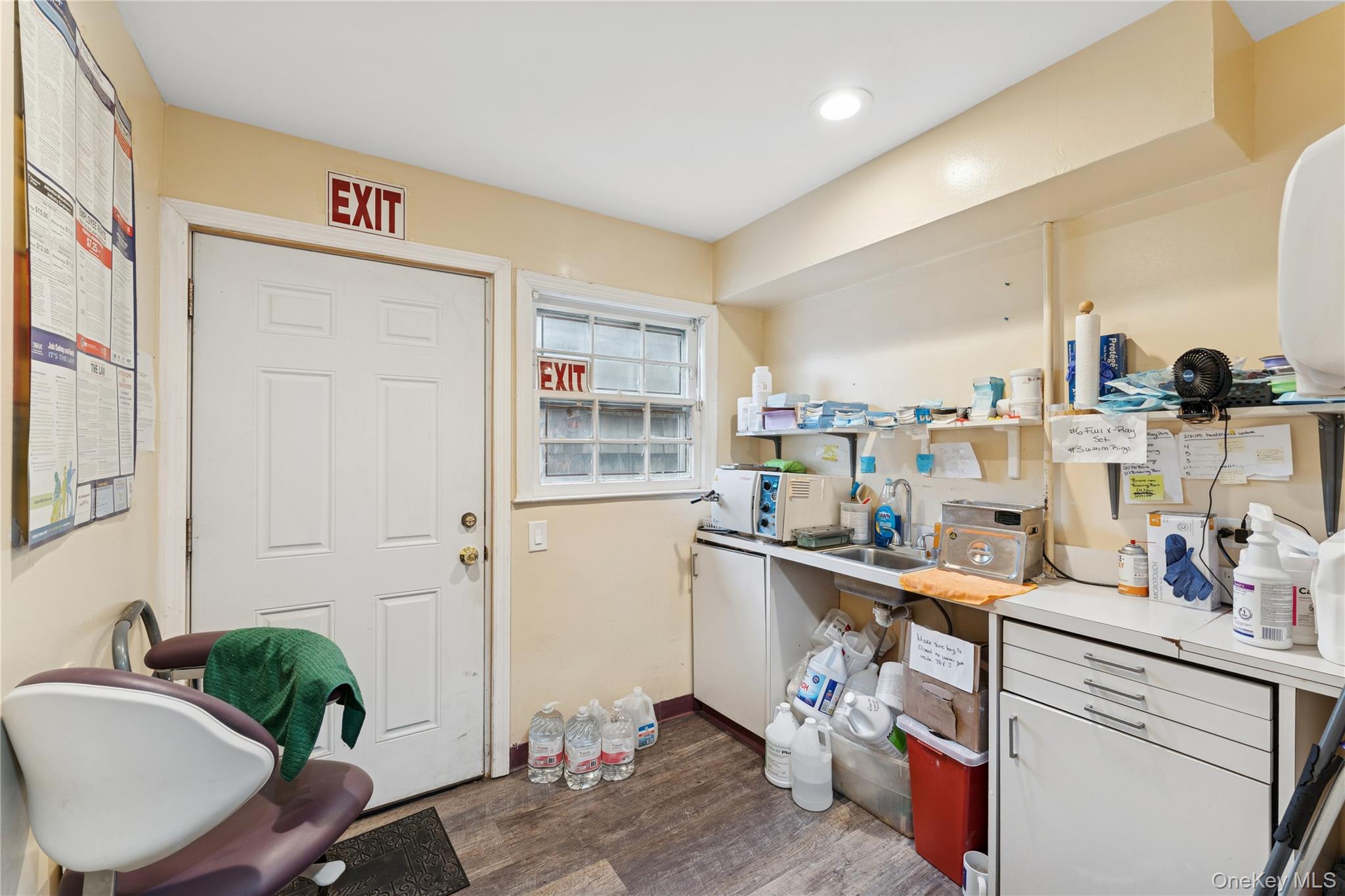 5 Seaton Gate Valley Stream, NY 11580 - Photo 20 of 36 a room with furniture a rug and a window