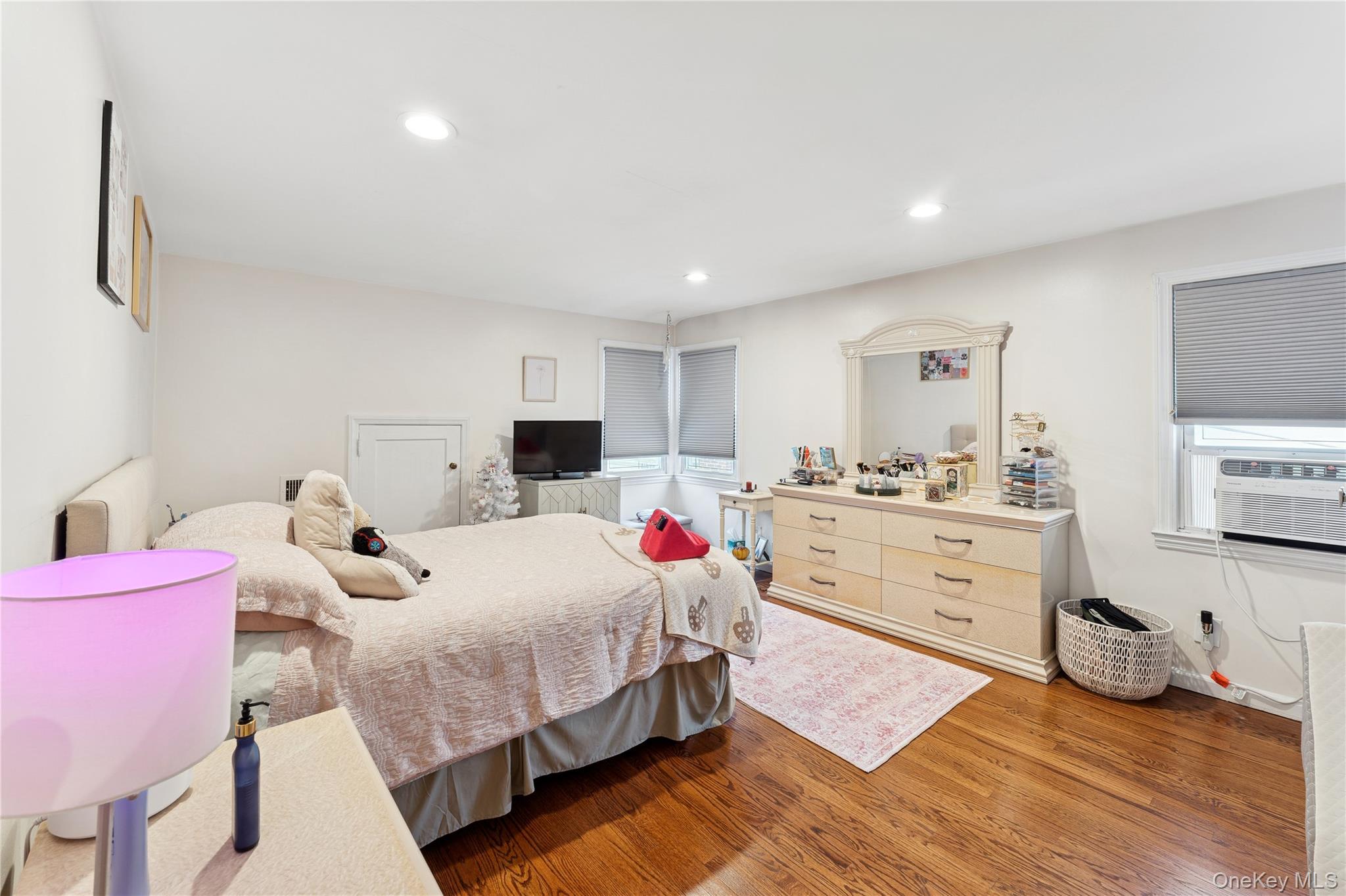 5 Seaton Gate Valley Stream, NY 11580 - Photo 27 of 36 a bedroom with a bed and a dresser