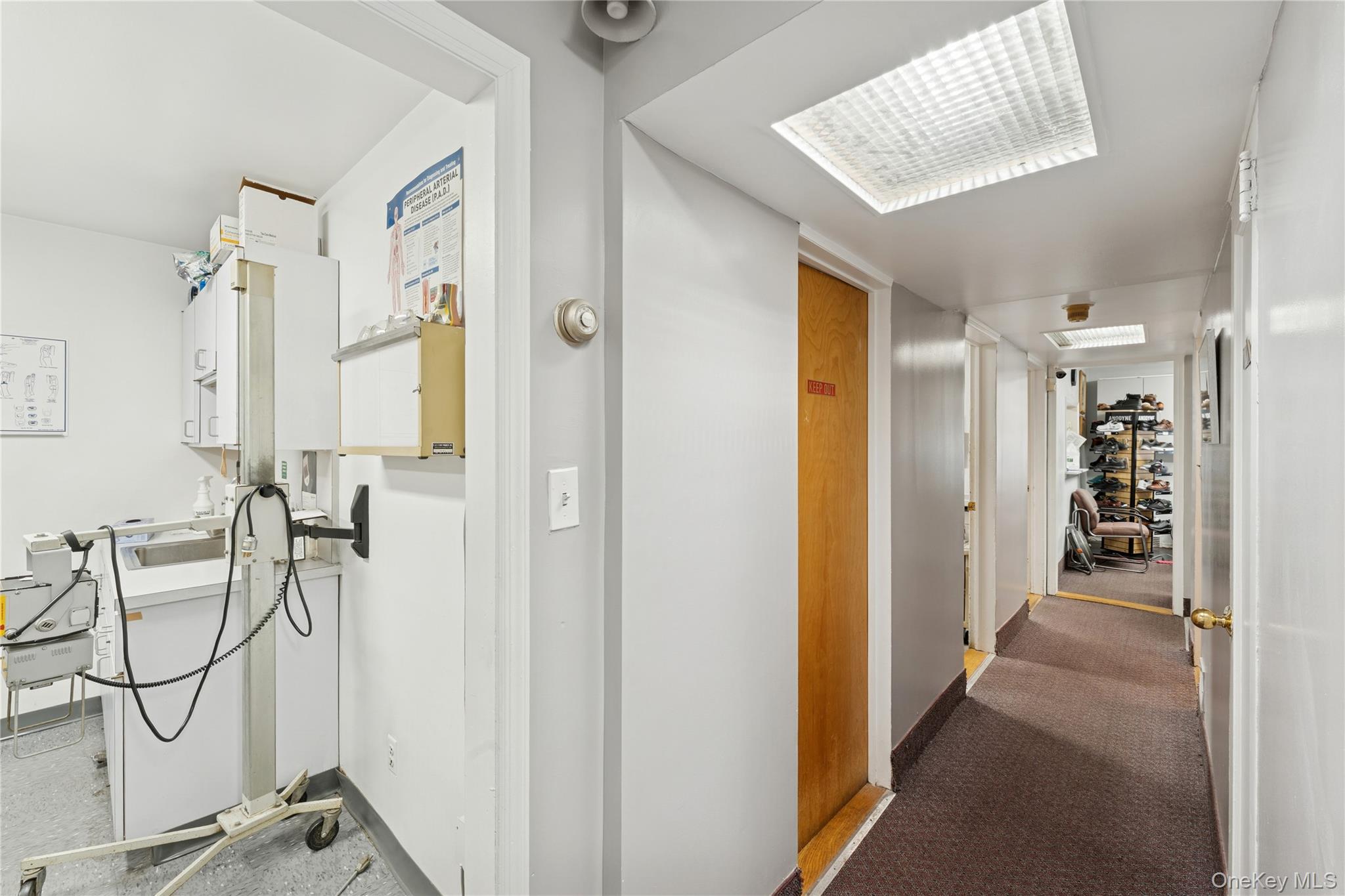 5 Seaton Gate Valley Stream, NY 11580 - Photo 8 of 36 a view of a hallway with filled with furniture