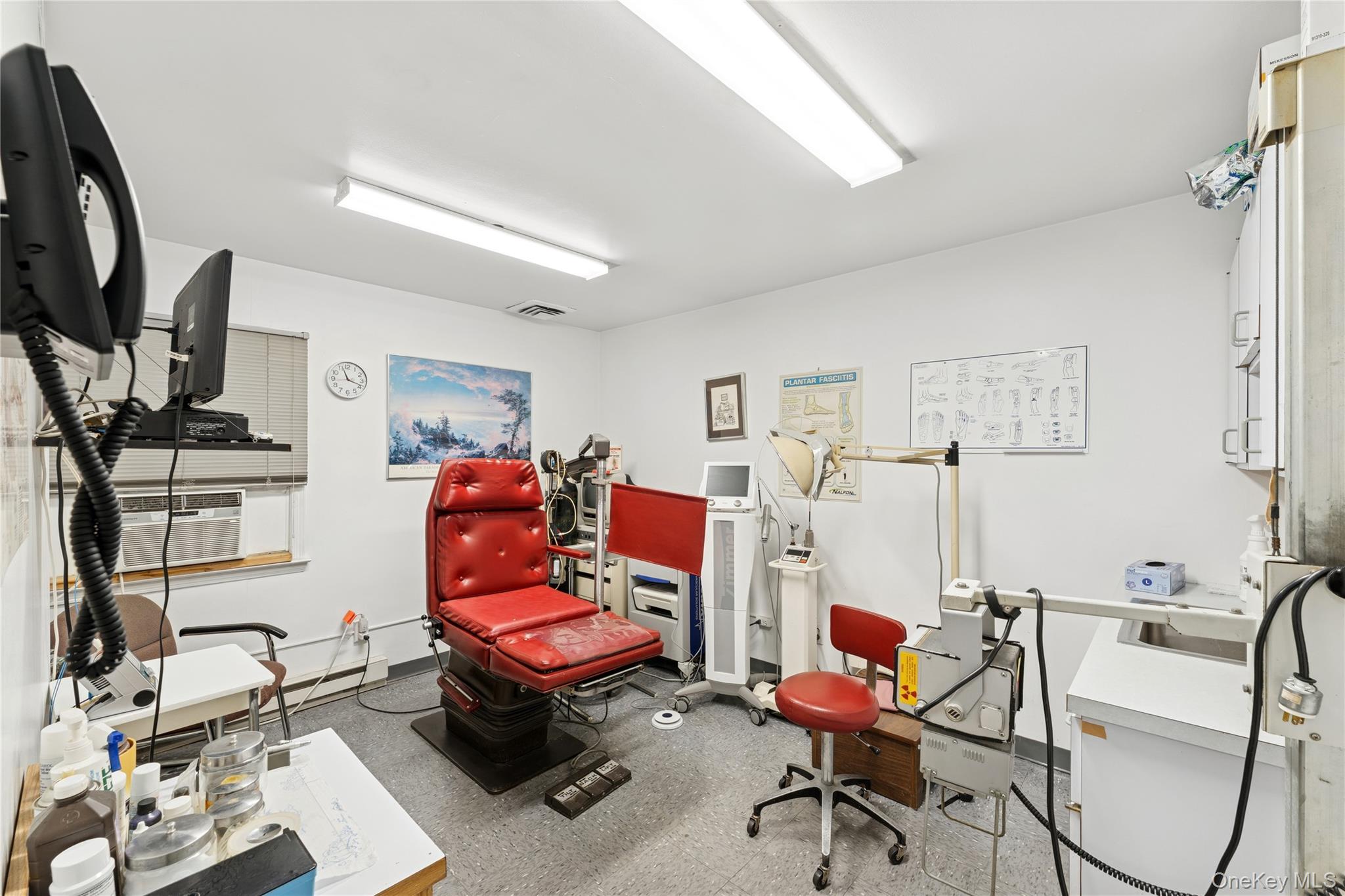 5 Seaton Gate Valley Stream, NY 11580 - Photo 9 of 36 a room with furniture and gym equipment