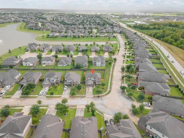 $315,000 | 9919 Shimmering Lakes Drive, Rosharon, TX 77583