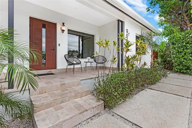a view of outdoor space yard and porch