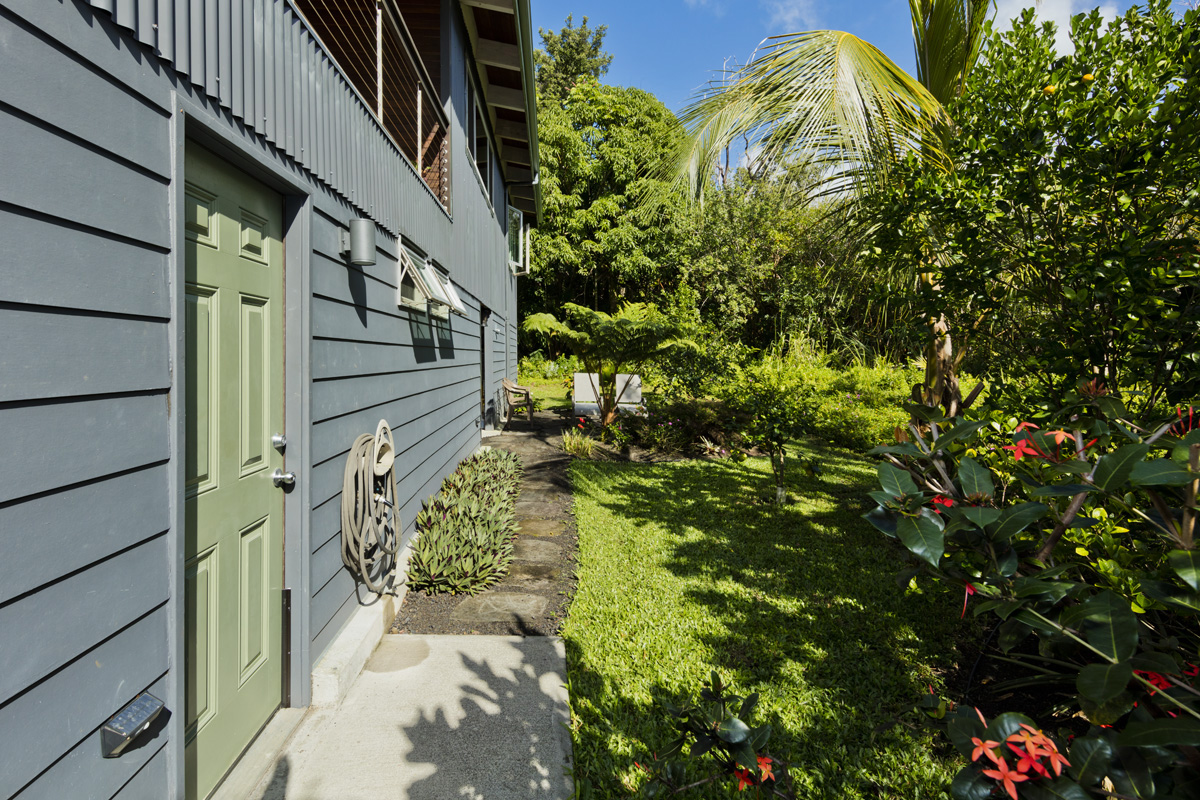12-7002 Ho'Eunalu Street Pahoa, HI 96778 - Photo 10 of 26 a view of a pathway of a flower pot with wooden fence