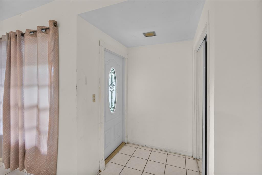 14800 Northeast 8th Court Miami, FL 33161 - Photo 4 of 37 a view of a bathroom