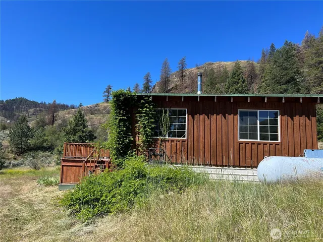 a view of a house with backyard and sitting area