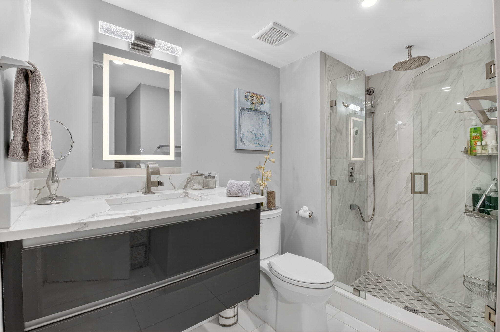 9299 Vista Del Lago, Unit 16D Boca Raton, FL 33428 - Photo 25 of 39 Second Bathroom