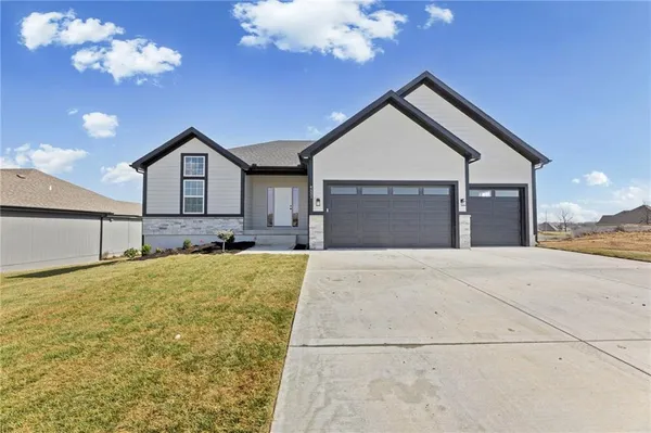 $624,416 | 4467 Tee Box Drive, Basehor, KS 66007