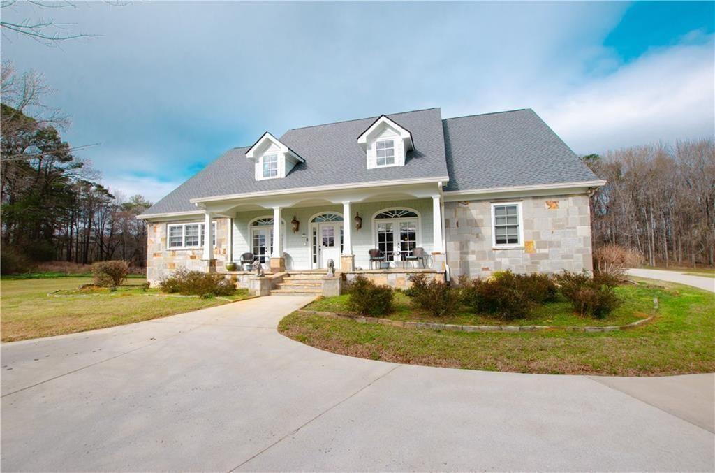 1331 Barrows Grove Road Madison, GA 30650 - Photo 36 of 47 front view of a house with a yard