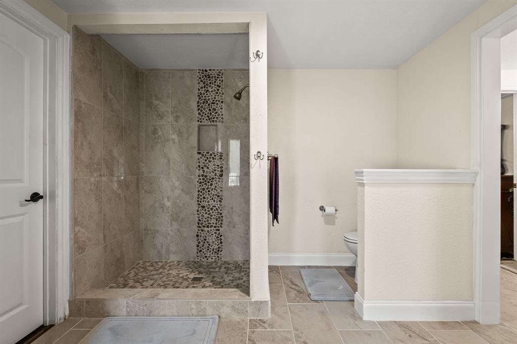 9552 Timberleaf Drive Dallas, TX 75243 - Photo 19 of 38 a bathroom with a shower