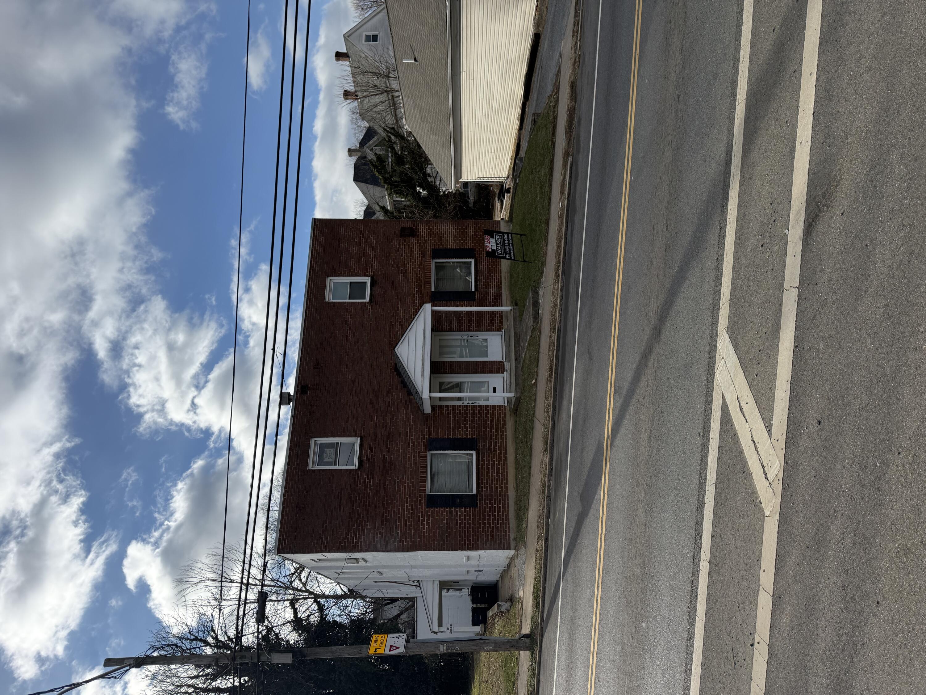 913 9th Street Southeast Roanoke, VA 24013 - Photo 1 of 20 a view of a house with a street