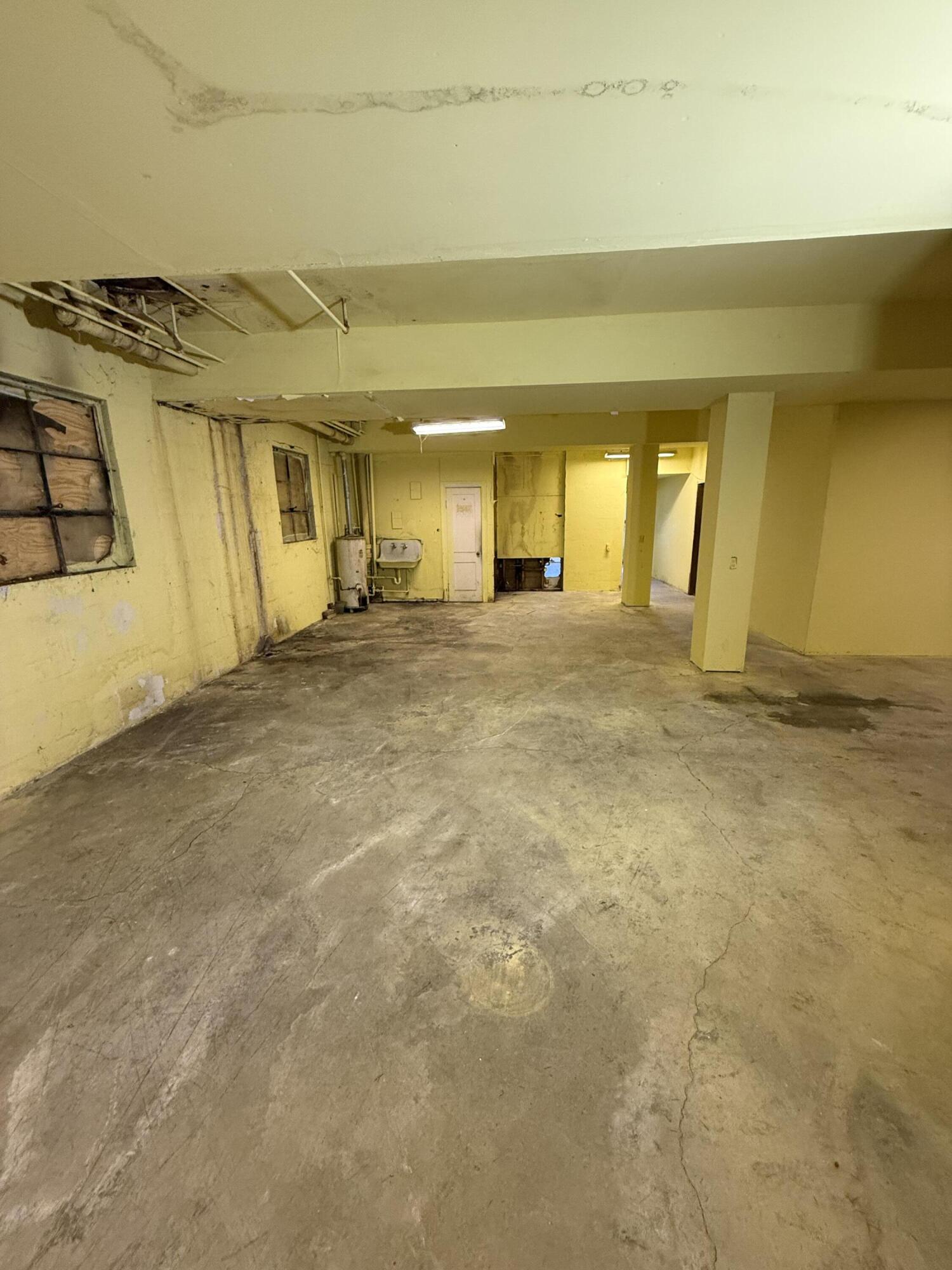 913 9th Street Southeast Roanoke, VA 24013 - Photo 13 of 20 a view of an empty room