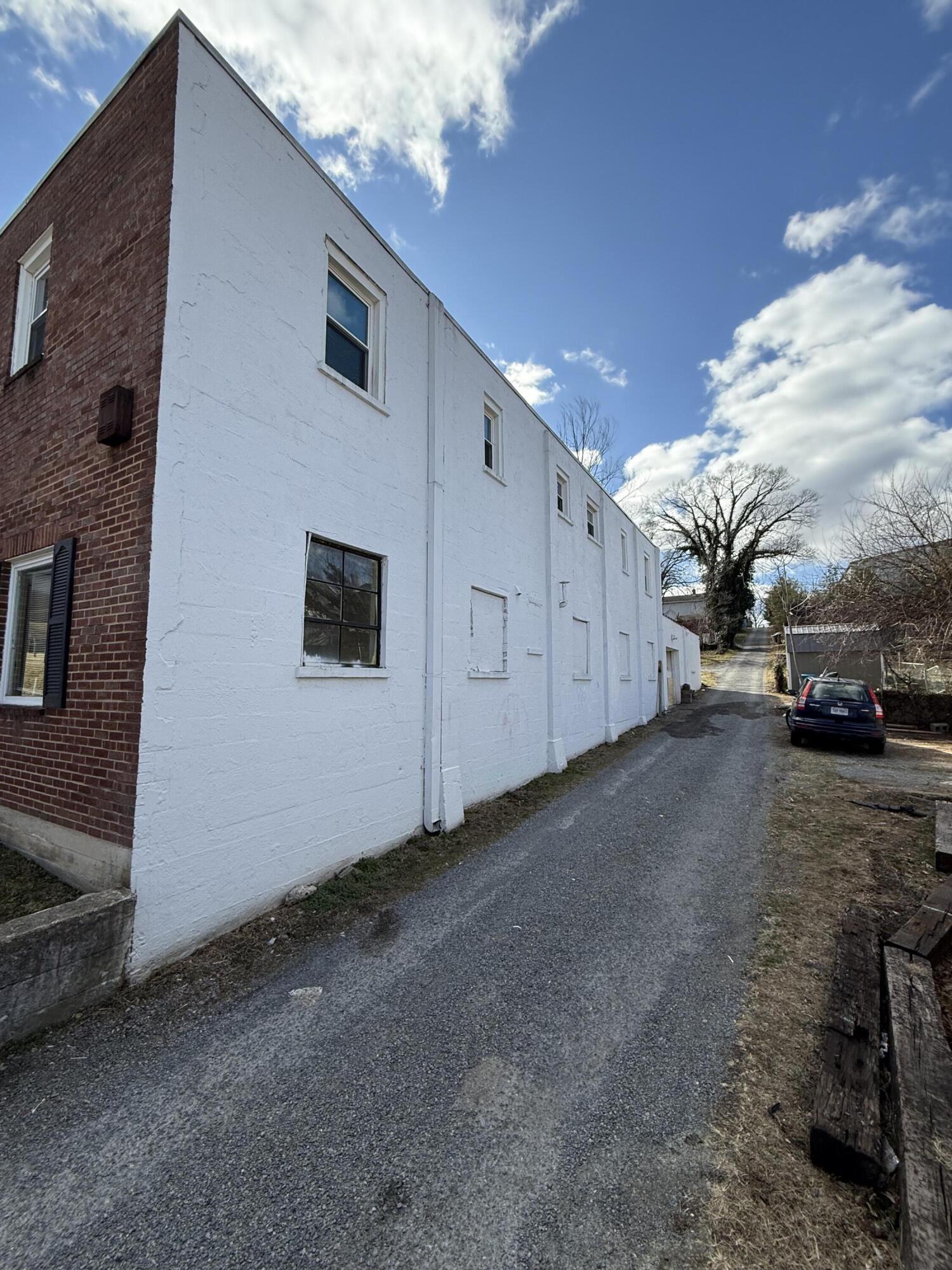 913 9th Street Southeast Roanoke, VA 24013 - Photo 18 of 20 a view of a car garage