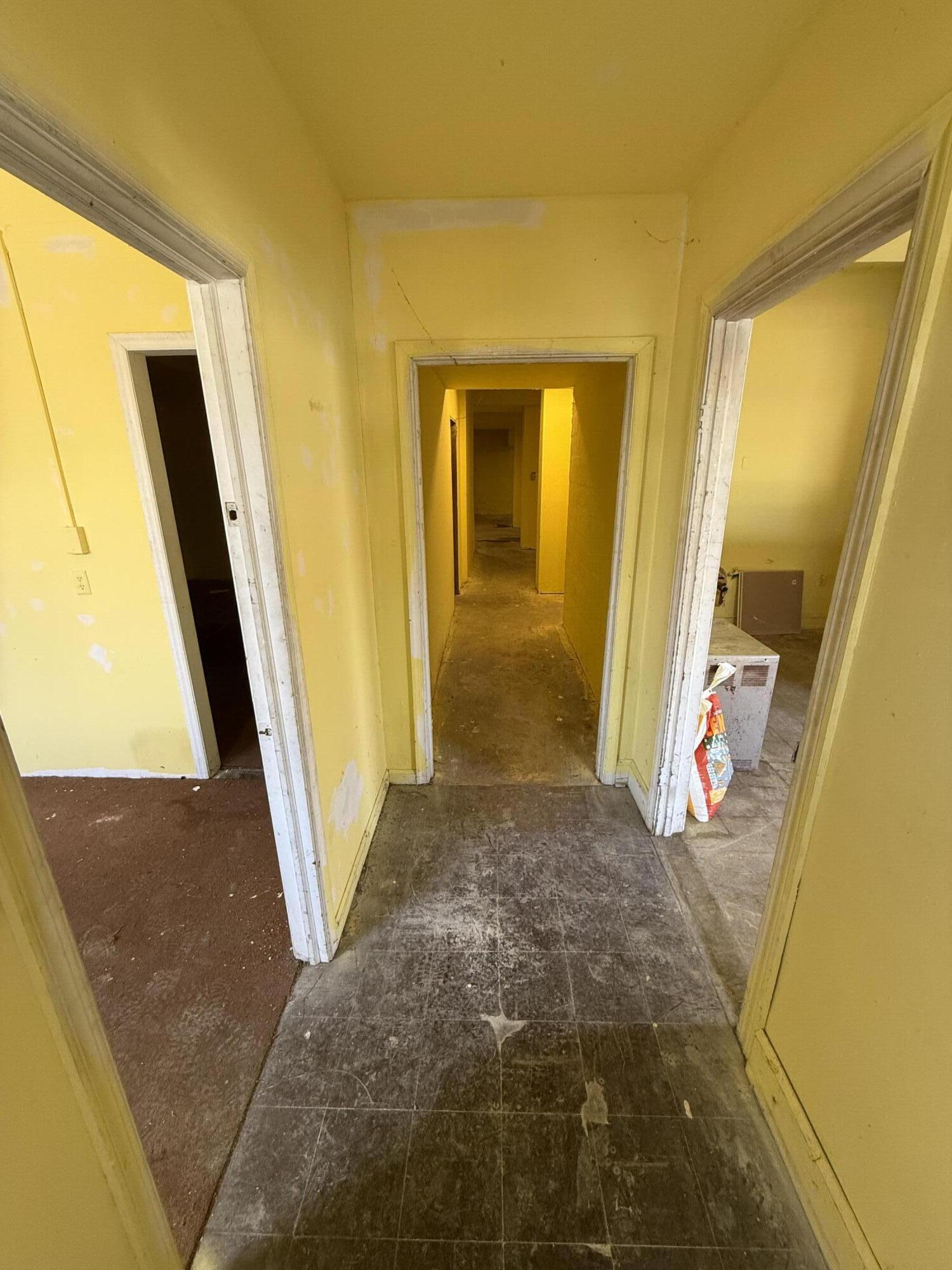 913 9th Street Southeast Roanoke, VA 24013 - Photo 3 of 20 a view of an entryway