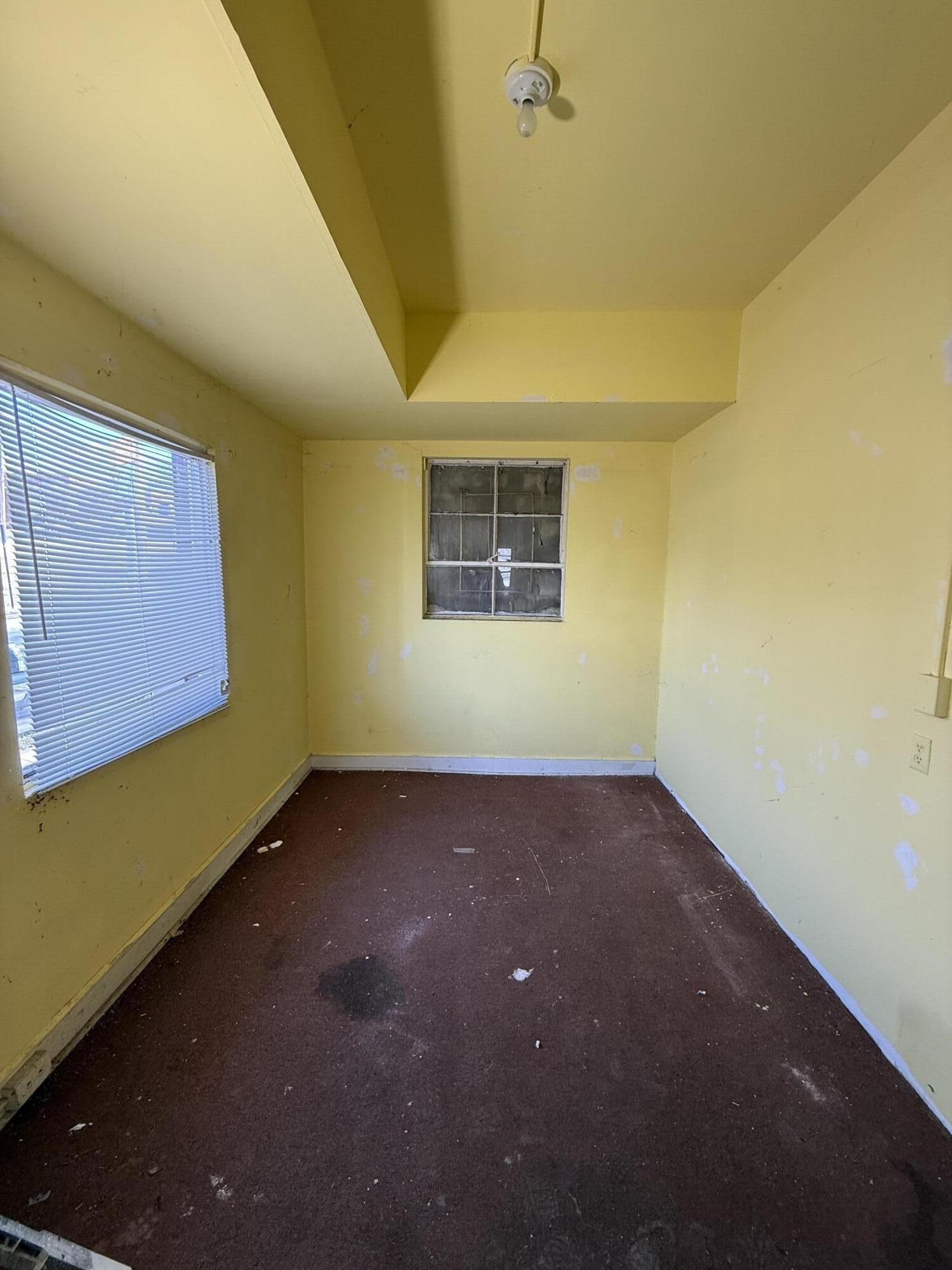 913 9th Street Southeast Roanoke, VA 24013 - Photo 4 of 20 a view of an empty room with a window