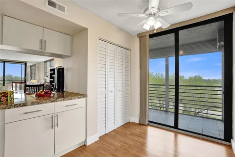 $240,000 | 901 Colony Point Circle, Unit 501, Pembroke Pines, FL 33026