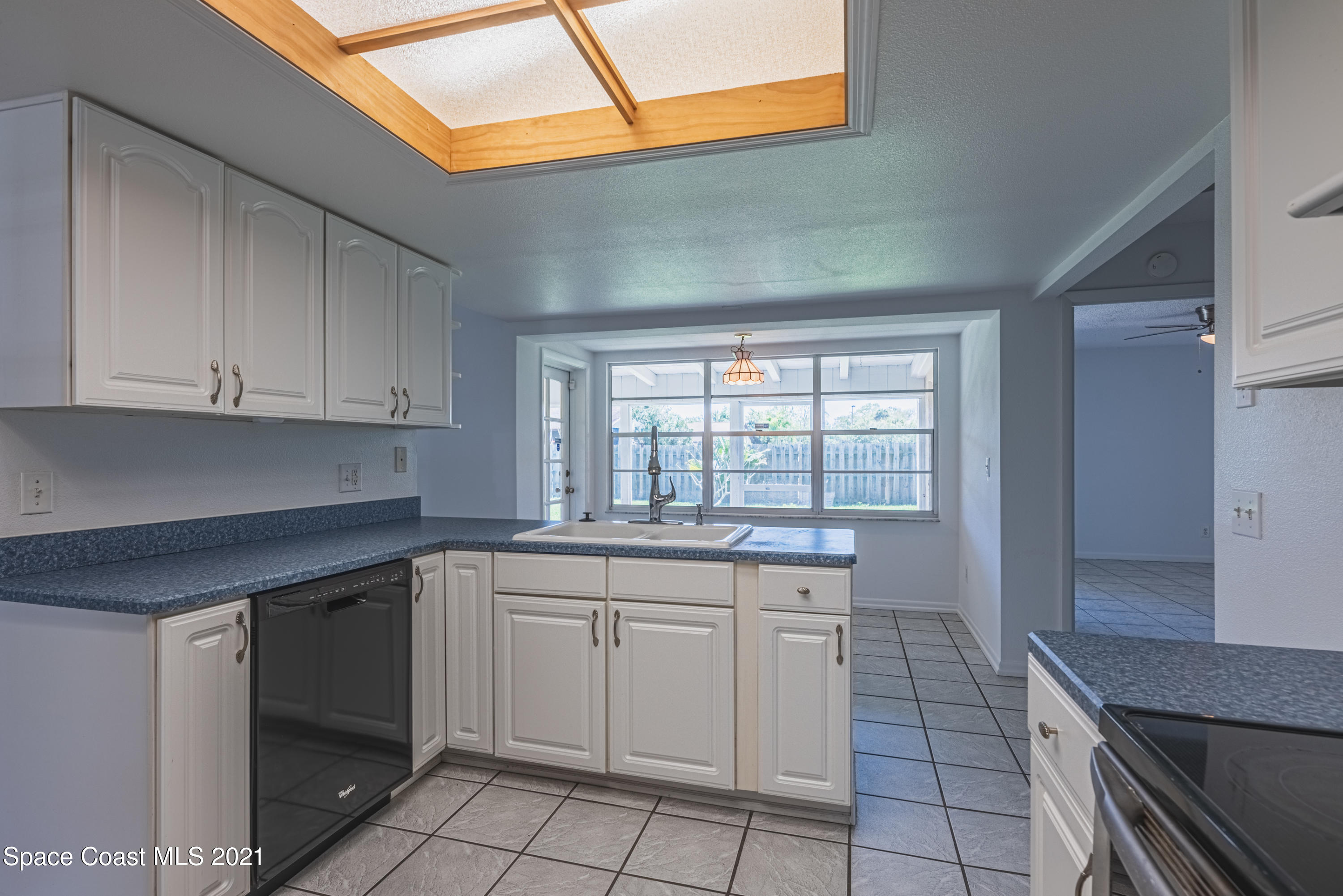 2021 Tallpine Road Melbourne, FL 32935 - Photo 11 of 44 Kitchen
