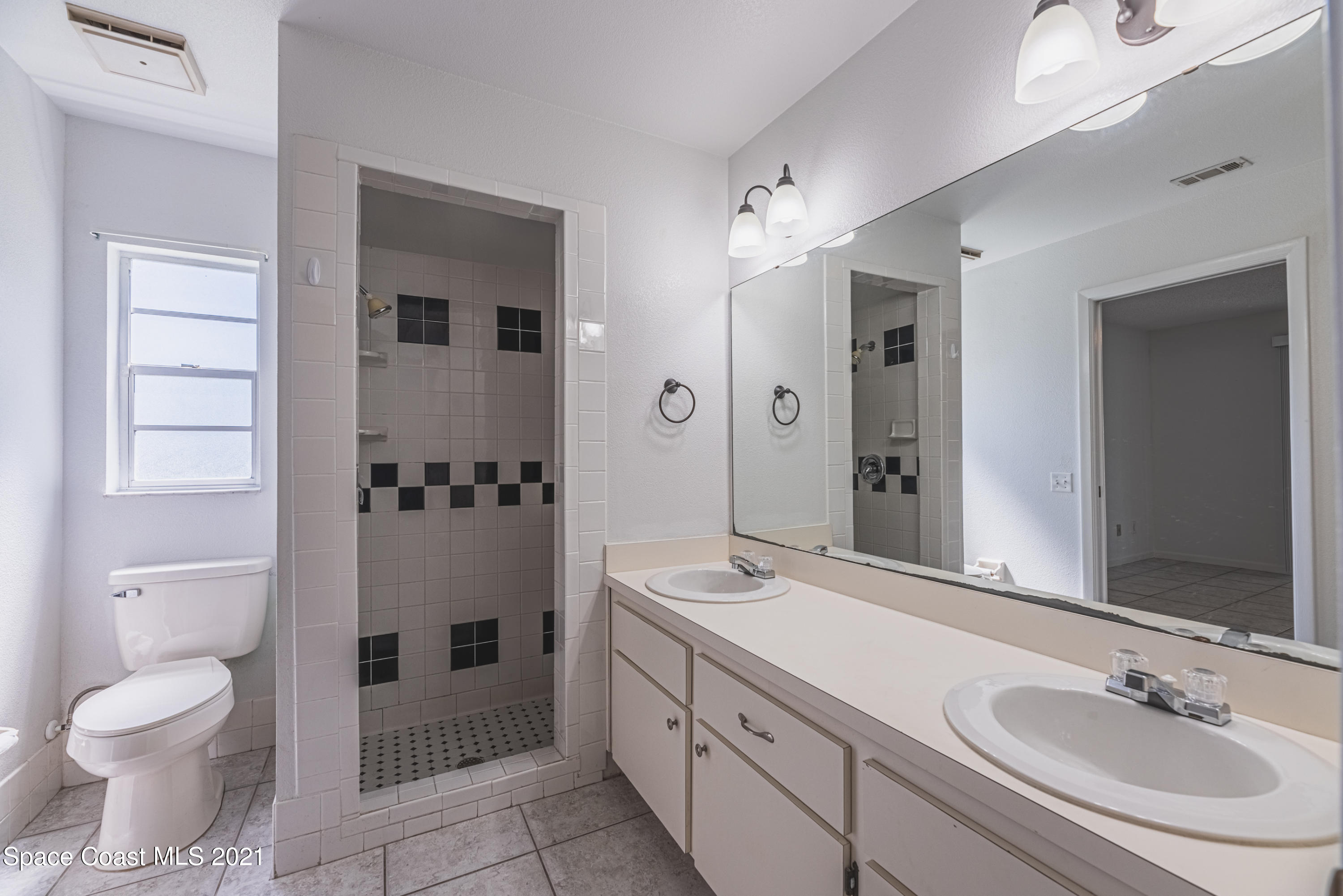 2021 Tallpine Road Melbourne, FL 32935 - Photo 18 of 44 Master Bathroom